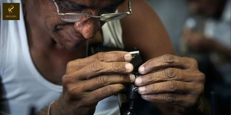 Đế Chế Kim Cương Rung Chuyển: Những Viên Đá Quý Và Cái Giá Bằng Sinh Mạng