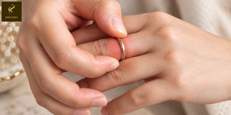 Nhẫn Vàng Bị Rộng Hay Chật Phải Làm Sao? Cách Khắc Phục