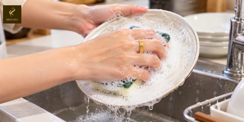 Nên Đeo Trang Sức Vàng Hàng Ngày Hay Cất Giữ Làm Của Để Dành?