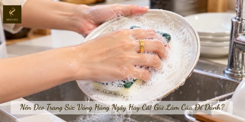 Nên Đeo Trang Sức Vàng Hàng Ngày Hay Cất Giữ Làm Của Để Dành?